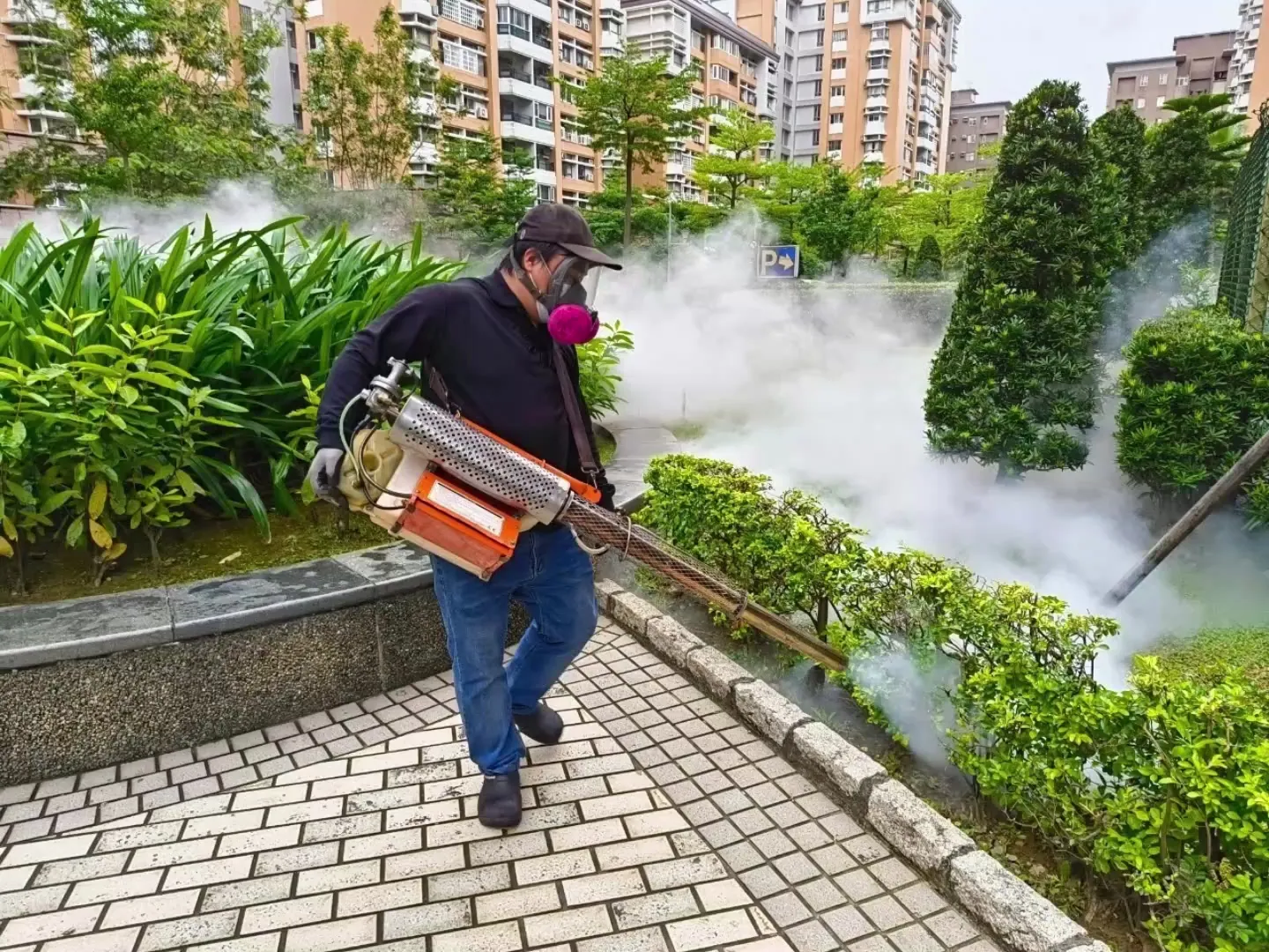 社區花園步道旁噴霧消毒