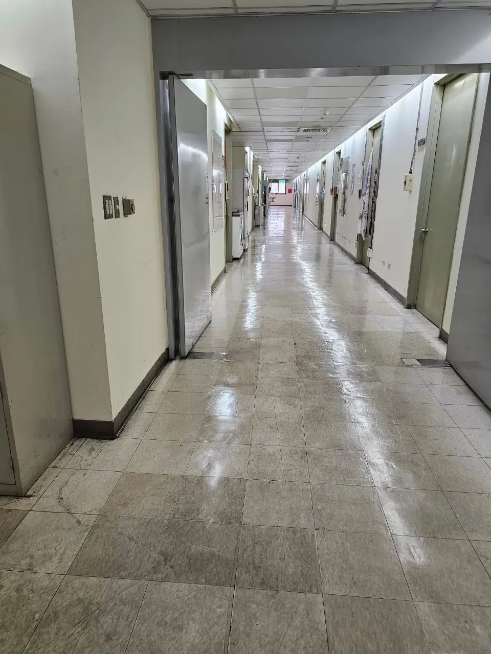 辦公大樓走廊地板清潔後