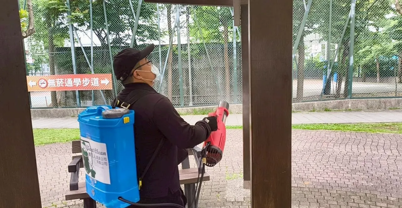 公園內背負式噴霧消毒