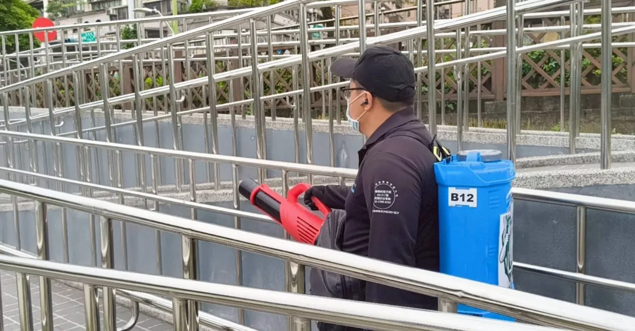 步道欄杆旁噴灑消毒