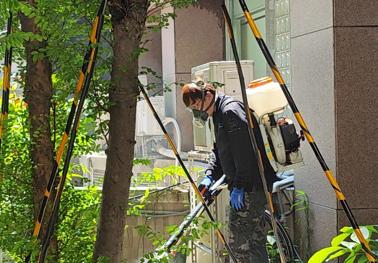 建築旁植栽區噴藥消毒