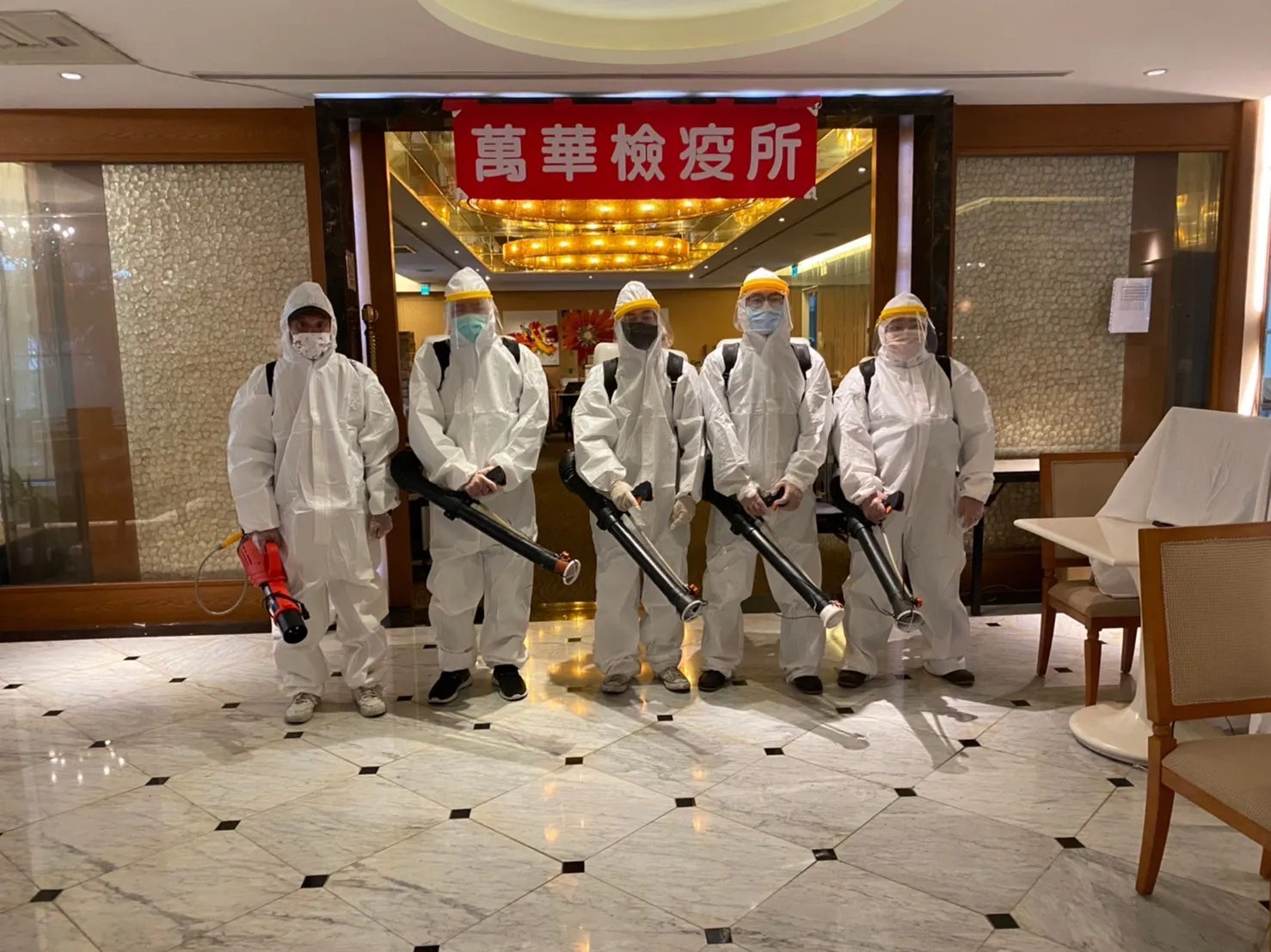 穿防護衣的消毒人員在檢疫所大廳