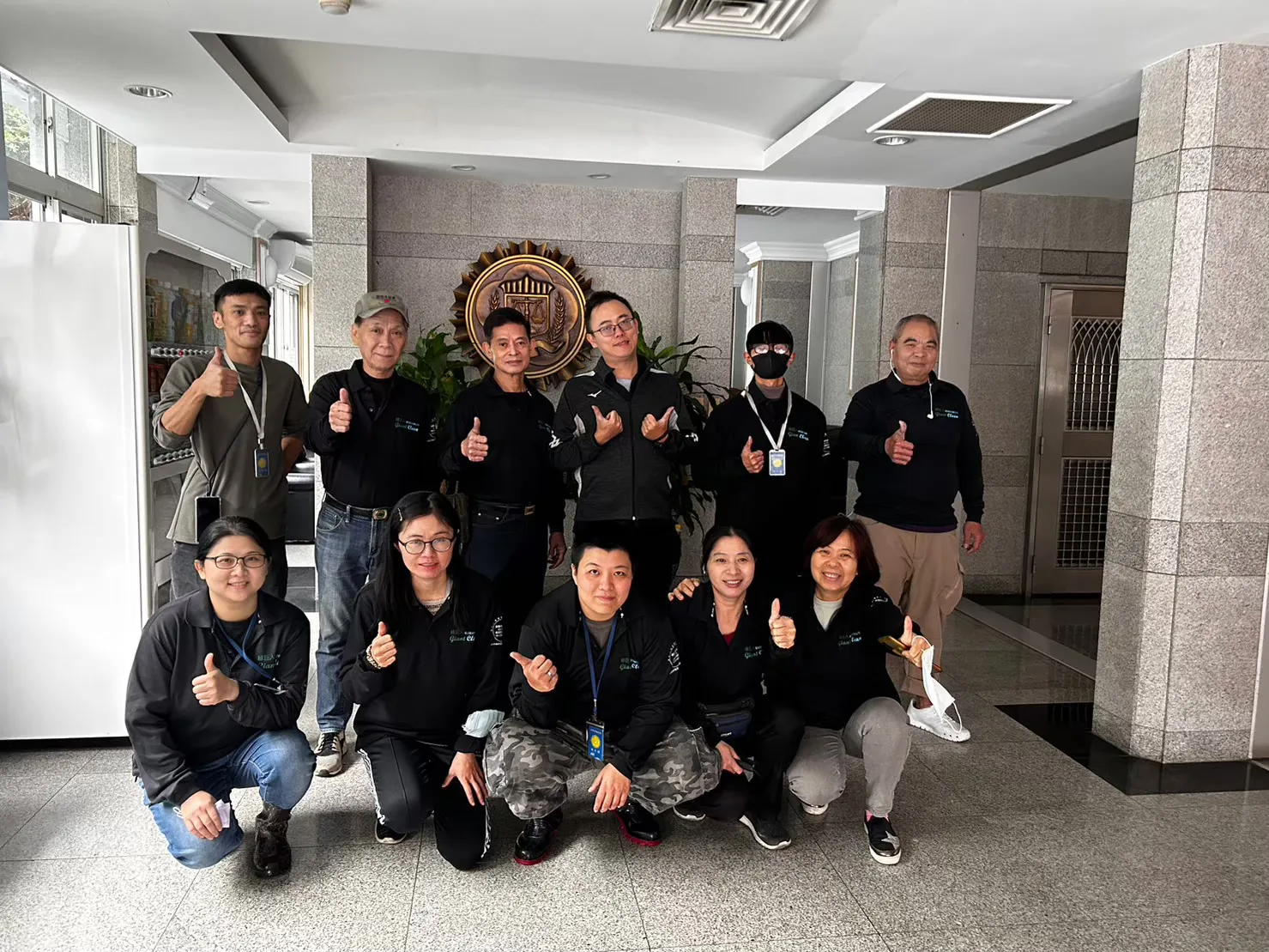綠巨人清潔團隊在大樓大廳合影