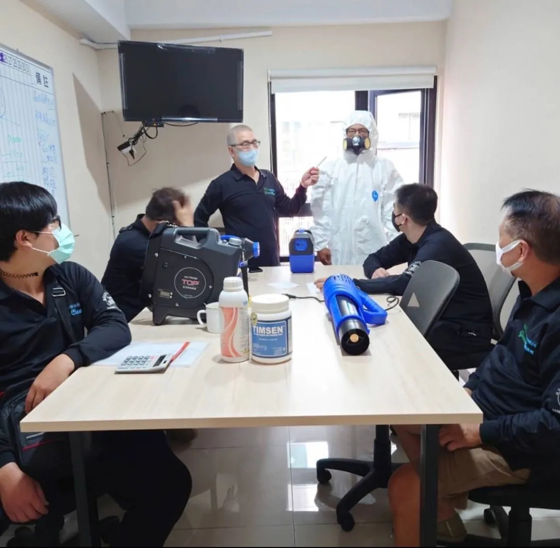 團隊在會議室進行在職訓練