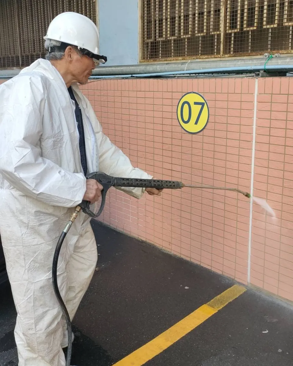 以高壓水槍沖洗建築牆面
